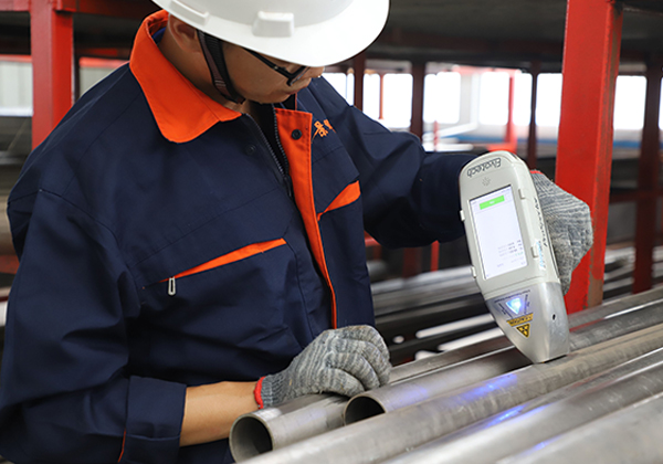 康景輝車間質檢員檢查原材料質量 康景輝車間質檢員檢查原材料質量